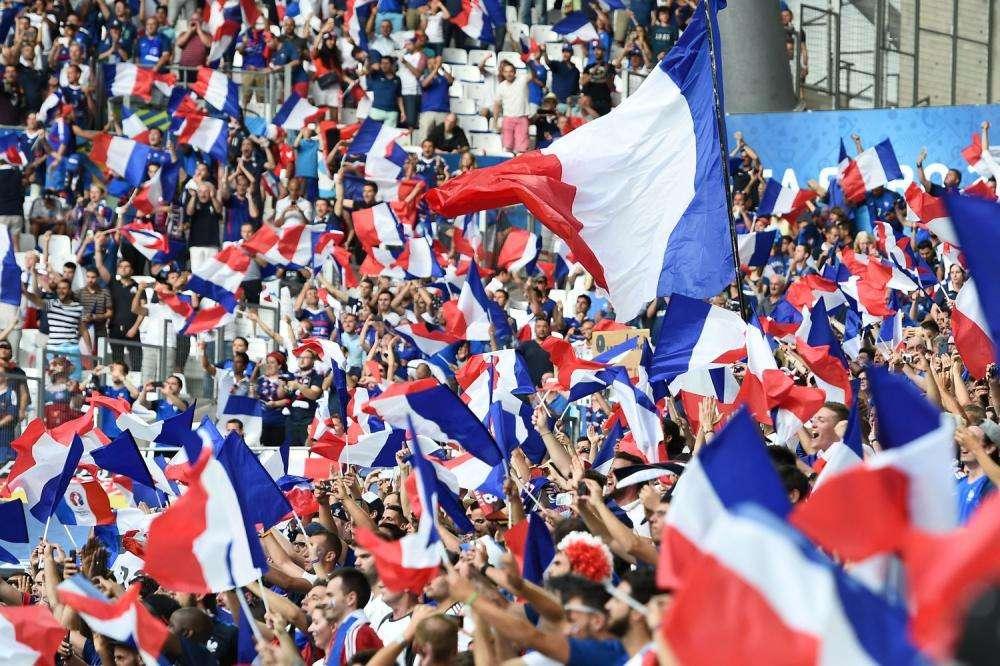 LIGUE 1, Vietate le strette di mano tra giocatori