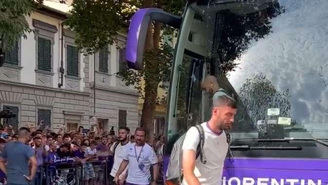 VIDEO, La squadra è arrivata allo stadio: marea viola