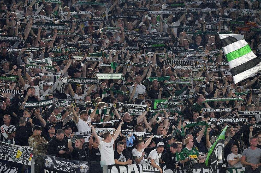 GLADBACH, Tifosi ordinano le proprie sagome per lo stadio