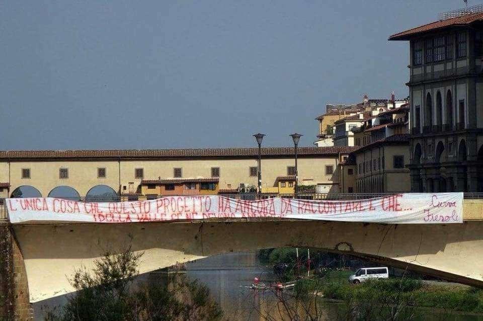 FOTO, Ponte alle Grazie: striscione contro i DV