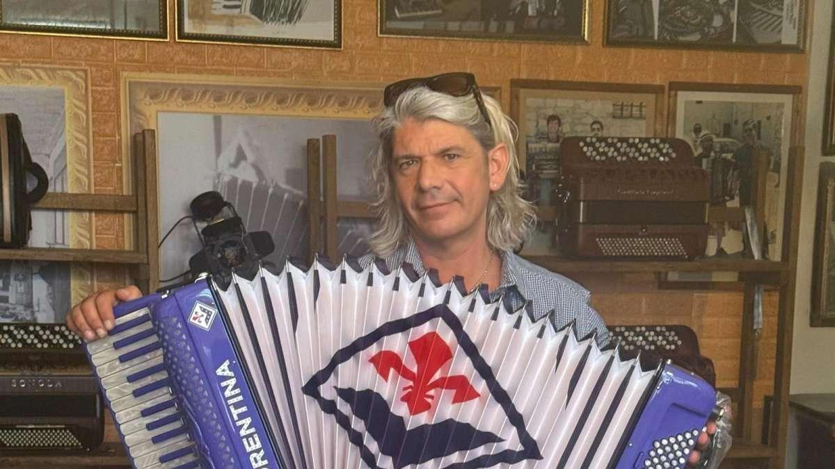 Una fisarmonica tutta viola per Rocco Commisso. Il regalo di Maximiliano, l'ideatore. "Suoneremo l'inno della Fiorentina"