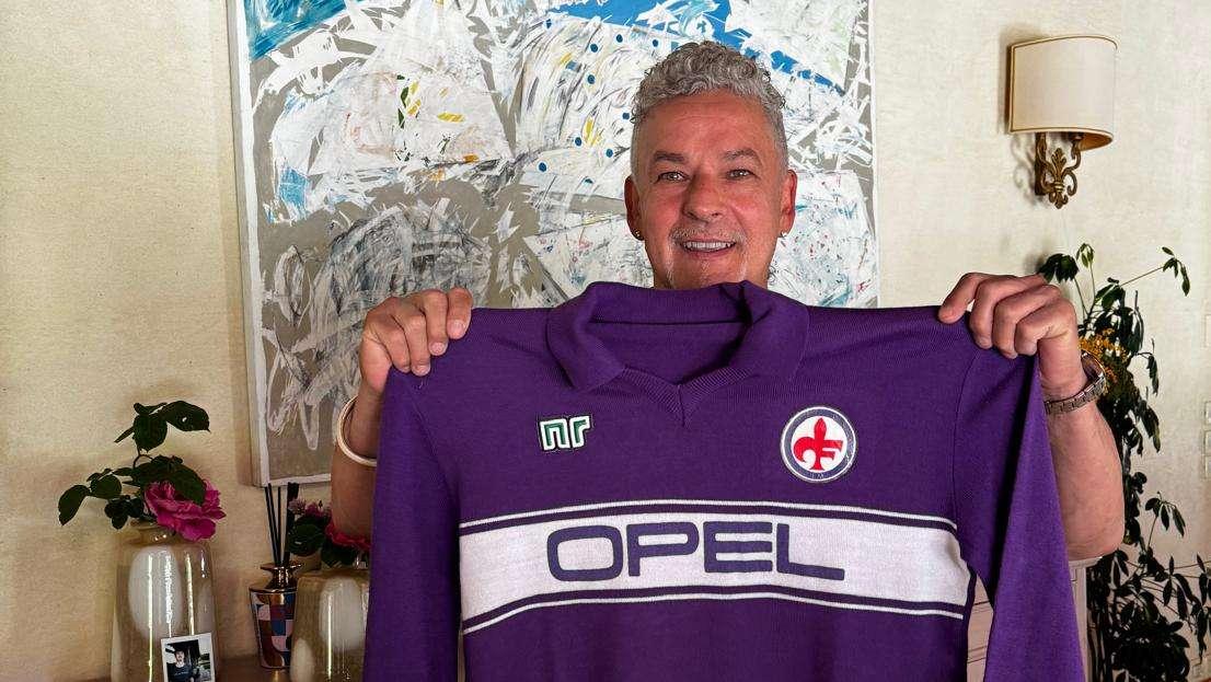 Baggio e il dono della maglia dell'esordio viola dopo 39 anni. Il Divin Codino a FV: "Sono felice, per me è un ricordo importante"