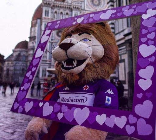 VIDEO, La mascotte viola torna tra i banchi di scuola