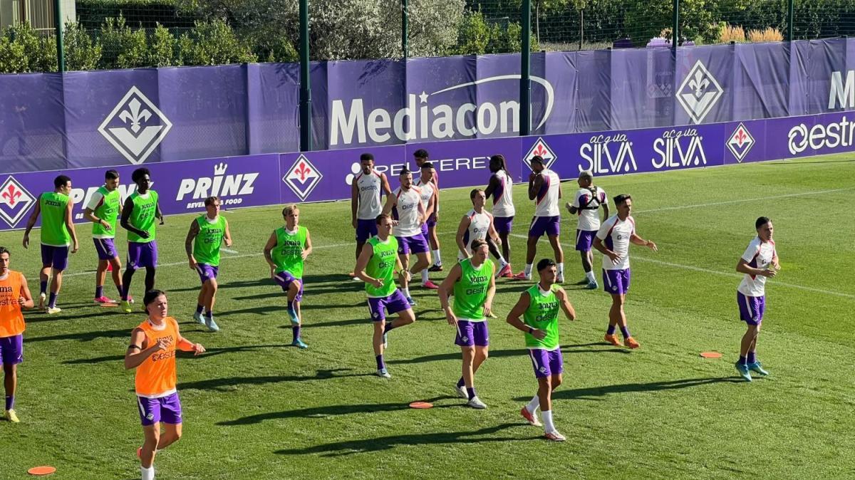 Fiorentina in campo al Viola Park: lavoro sul possesso palla, Kean in gruppo