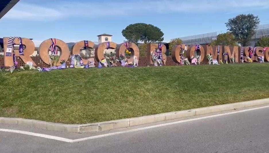 Al Viola Park ancora sciarpe, fiori e lo striscione per Rocco Commisso
