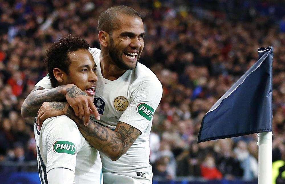 DANI ALVES, Restituisce i soldi prestati da Neymar