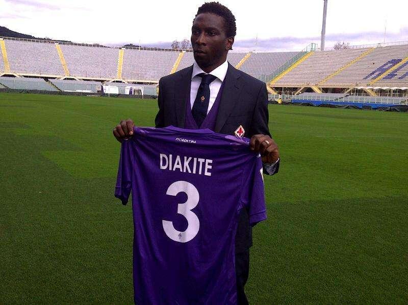 FOTO FV, Diakitè posa con la sua nuova maglia
