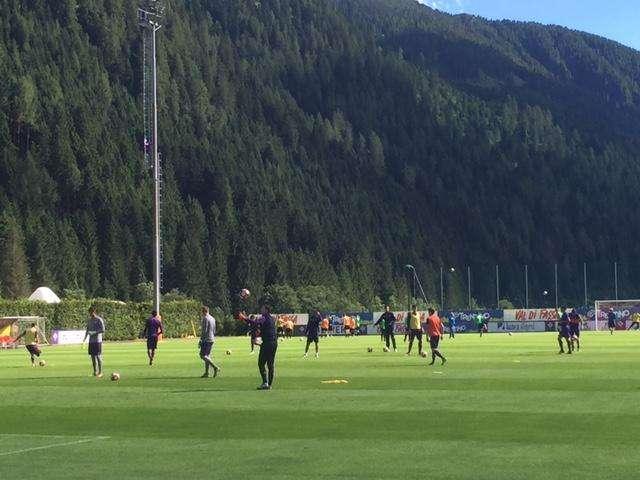 FOTO FV, La squadra in campo per il riscaldamento