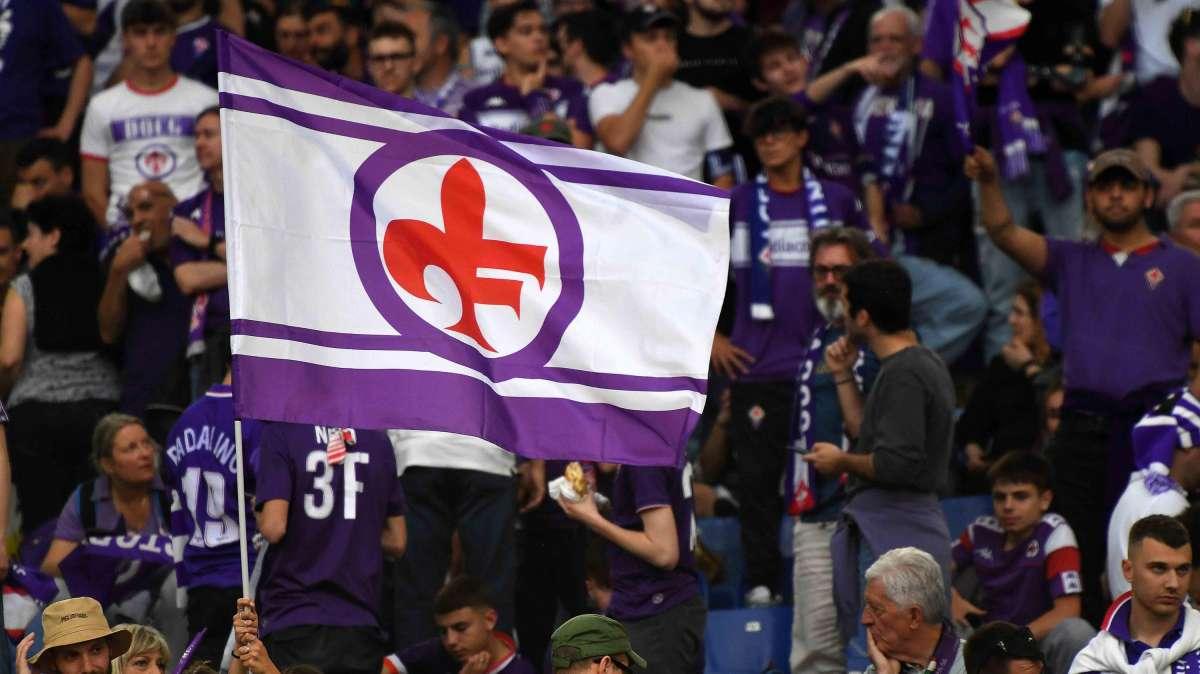 OLIMPICO, Viola sotto la curva. Biraghi con la bandiera