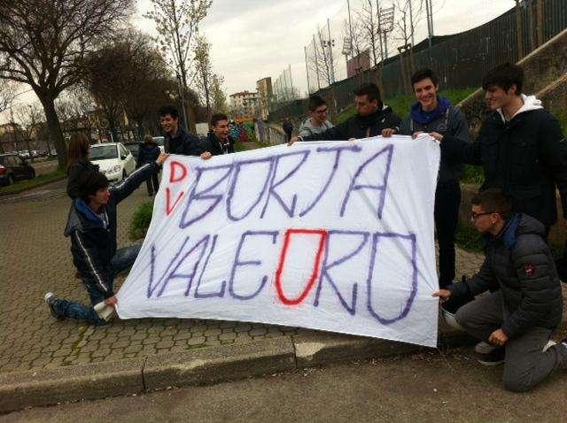 TIFOSI, Ai campini striscione per Borja Valero