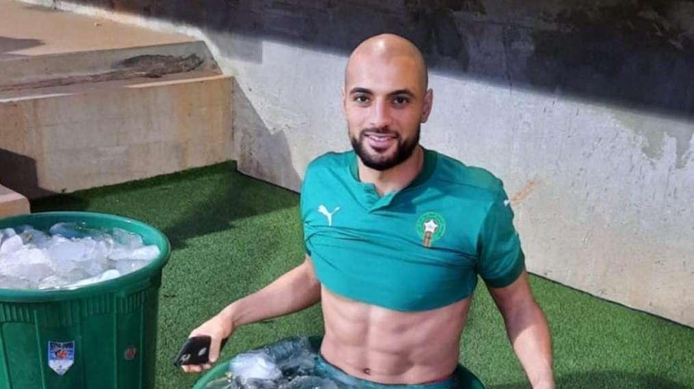 FOTO, Amrabat si raffredda nel bidone del ghiaccio