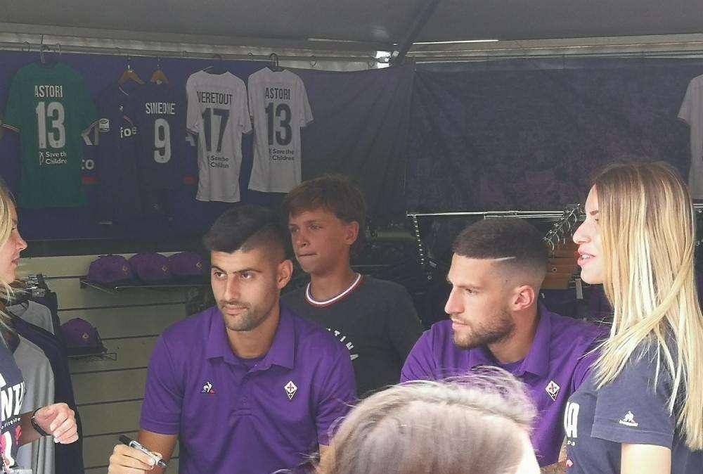 FOTO FV, Biraghi-Benassi si concedono ai tifosi