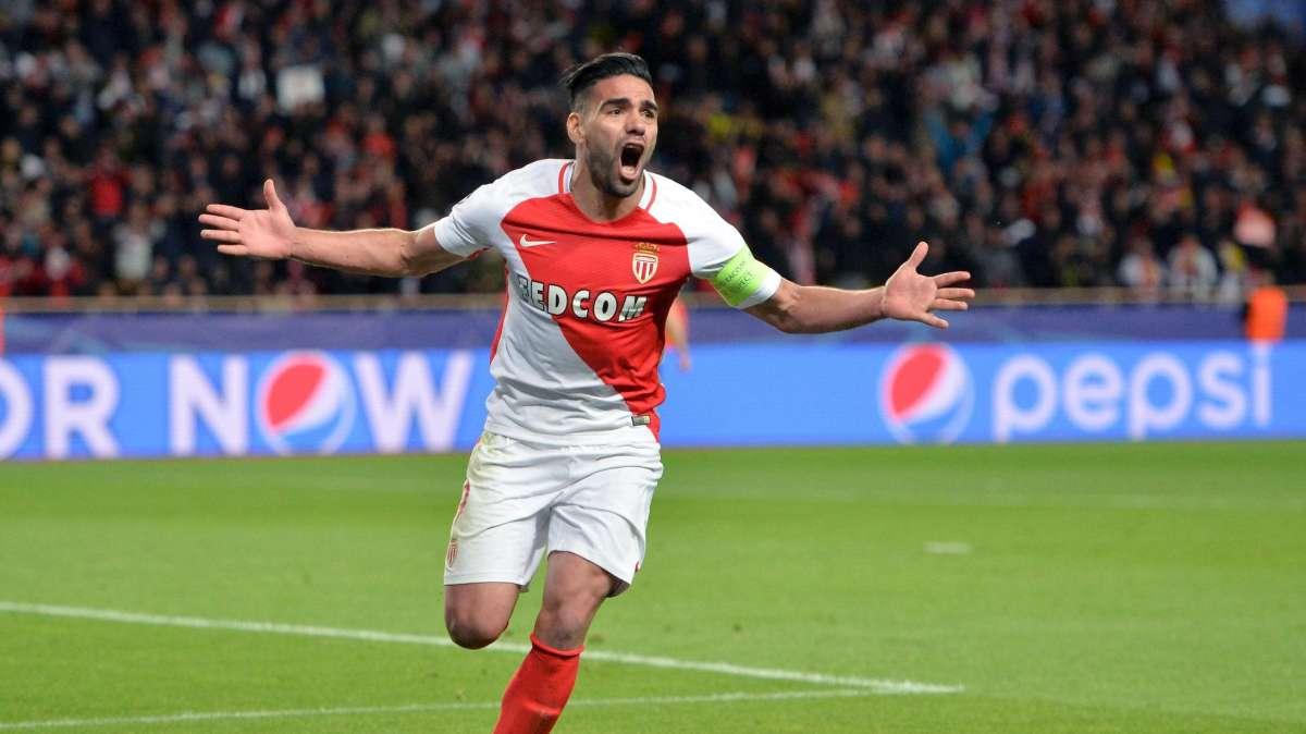 A Firenze arriva un grande bomber (in vacanza): Radamel Falcao in città con la famiglia