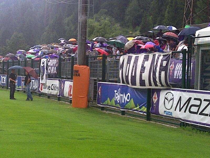 MOENA, Piove senza tregua sui tifosi viola