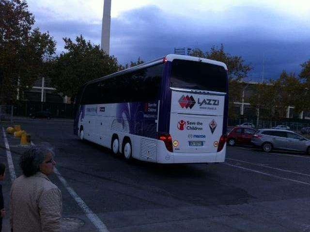 FIORENTINA, La squadra arriva al campo, non c'è ADV