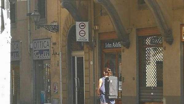 FOTO FV, Caceres gira in centro su un monopattino