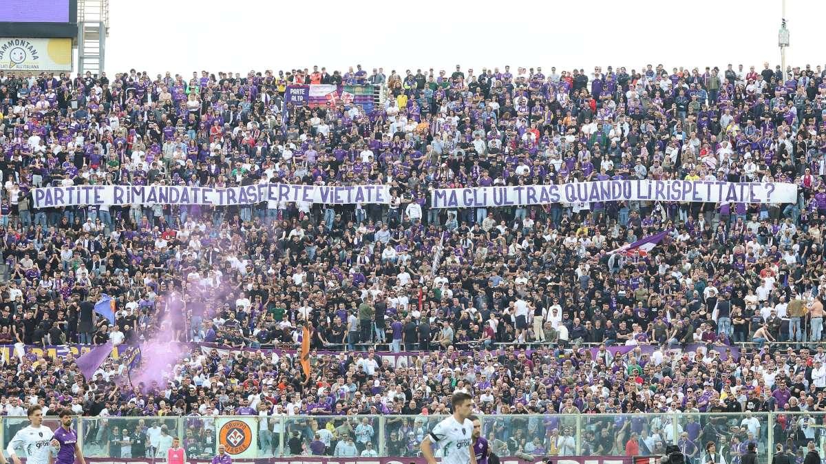 Striscione e cori della curva viola contro la Lega: "Quando rispettate gli Ultras?"