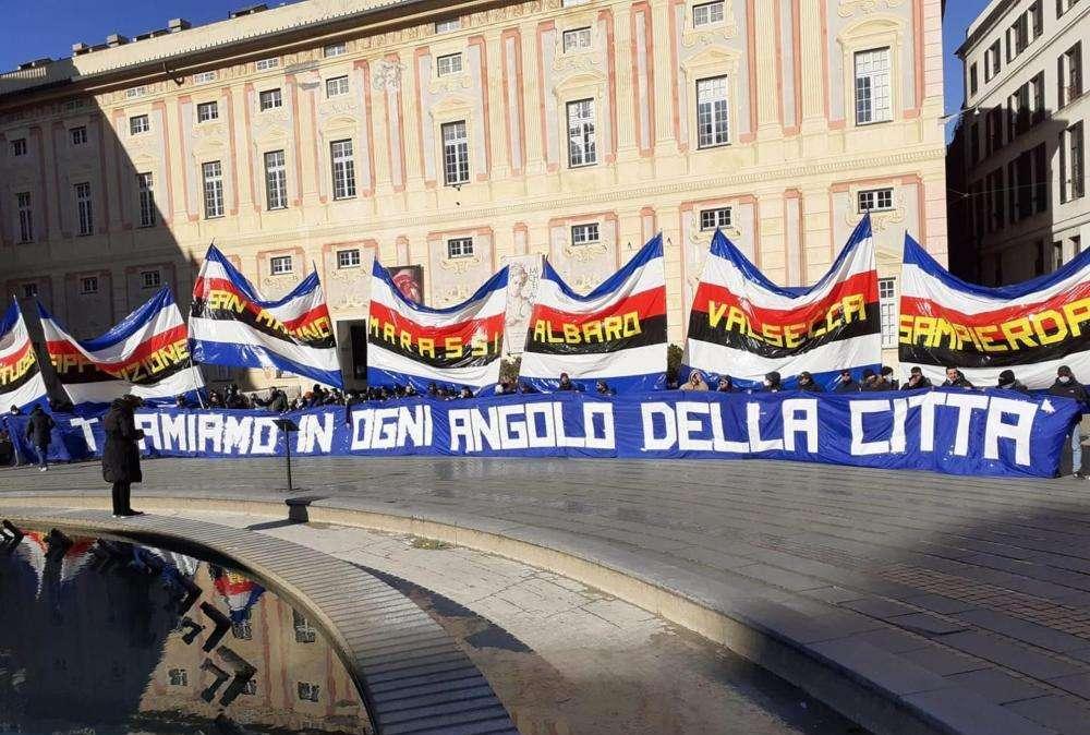 CALCIO, Tifosi in piazza per 'amore' della Sampdoria