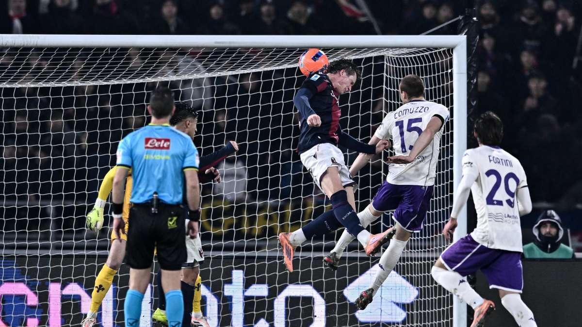 Brivido finale, ma la Fiorentina vince a Bologna e onora la scomparsa di Commisso
