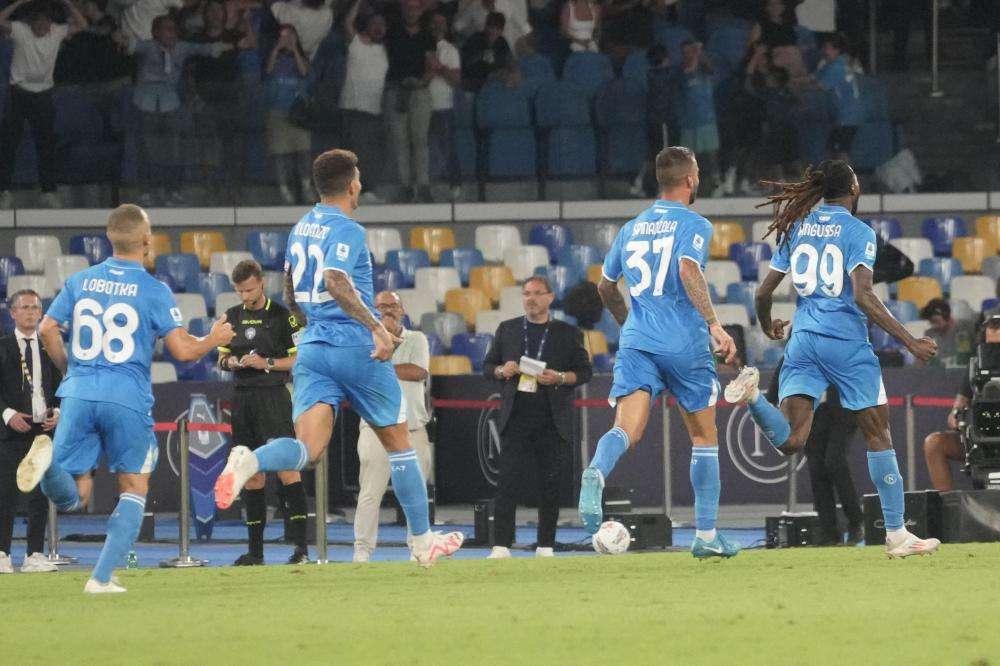 NAPOLI, David Neres rapinato in auto dopo la partita