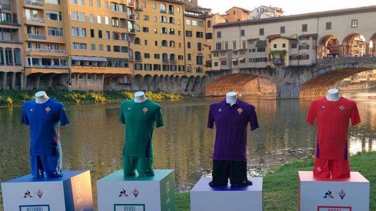 DAI 4 COLORI ALL'ADDIO AL COLLETTO (E AL PANTA NERO): I DETTAGLI DELLE NUOVE MAGLIE