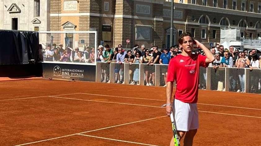 Edoardo Bove si dà al tennis nella sua Roma per una iniziativa su salute e sport: video e immagini