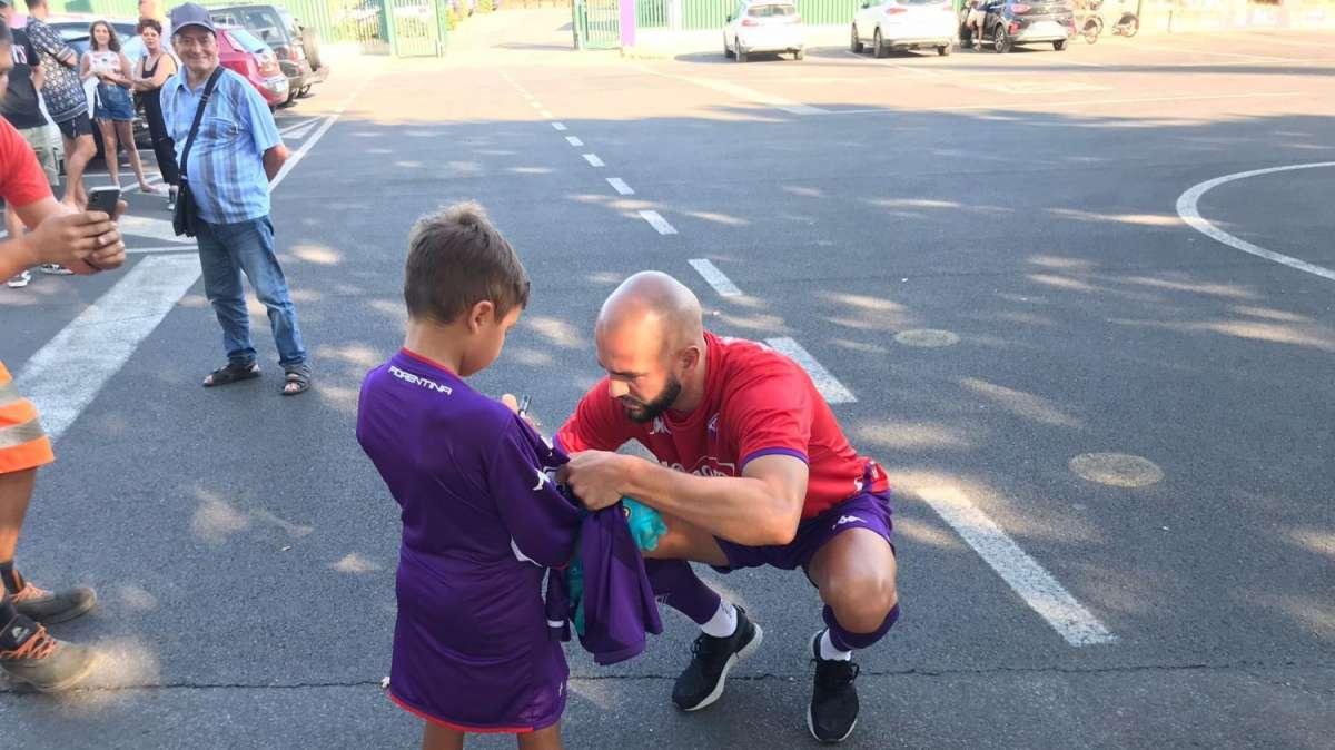 FOTO FV, Sapo e la firma ad un giovane tifoso