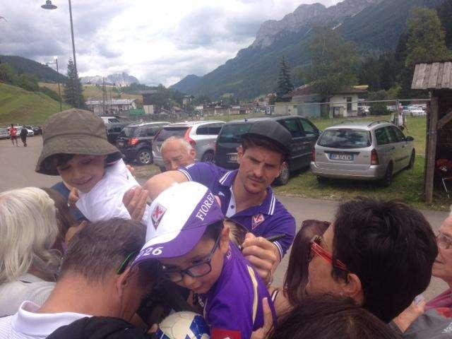 VIDEO FV, Mario Gomez sommerso dai tifosi