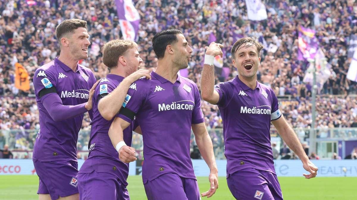 La Fiorentina anticipa la nuova maglia: l'annuncio vintage del lancio sui social