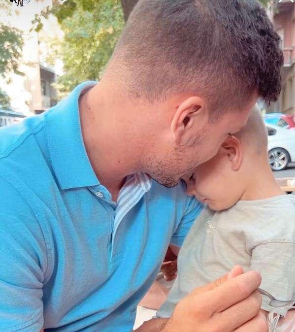 VIDEO, Jovic in versione tenera insieme al figlio