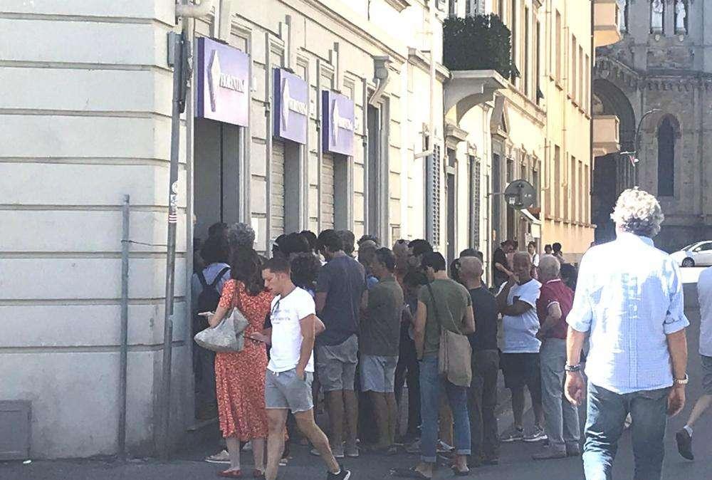 FOTO FV, Tifosi in fila per il cambio posto. Dal 5/08...