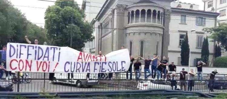 FOTO, Striscione "Diffidati con voi" lungo la ferrovia