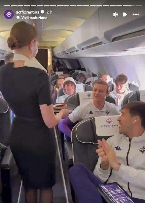 La Fiorentina celebra il compleanno di Comuzzo: gli auguri direttamente in aereo