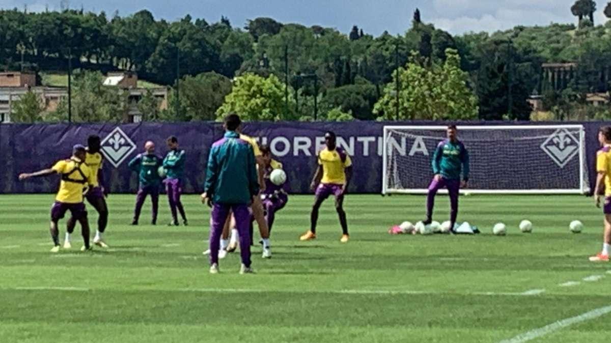 VIDEO FV, Viola in campo per la rifinitura, tutti presenti. Alle 14 parola a Italiano