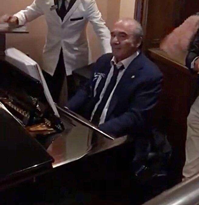 VIDEO, Commisso suona l'inno viola al pianoforte