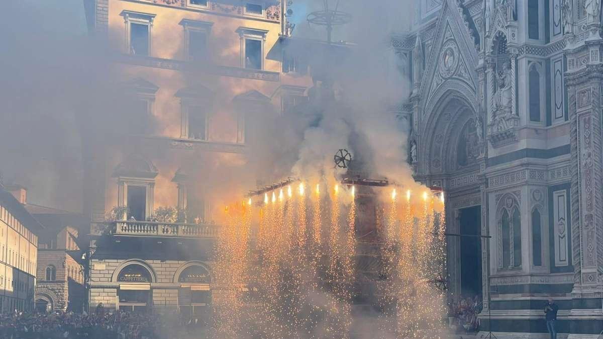 Scoppio del Carro, volo perfetto della Colombina! Le immagini da Piazza Duomo