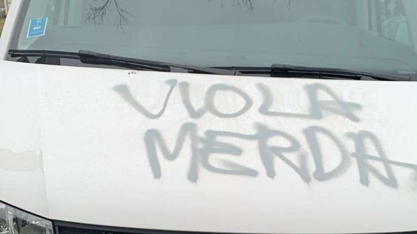 Non solo gomme e vetri rotti: imbrattati di insulti i pulmini dei tifosi viola a Milano