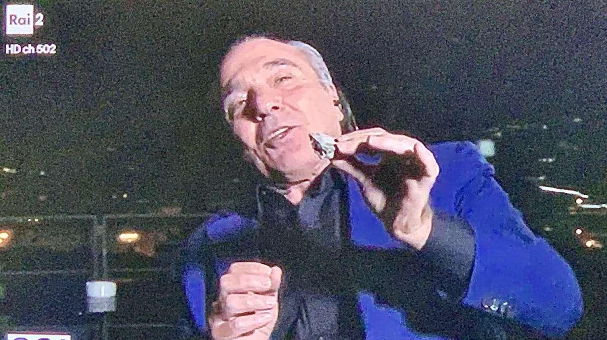FOTO, Commisso mostra il calcinaccio del Franchi