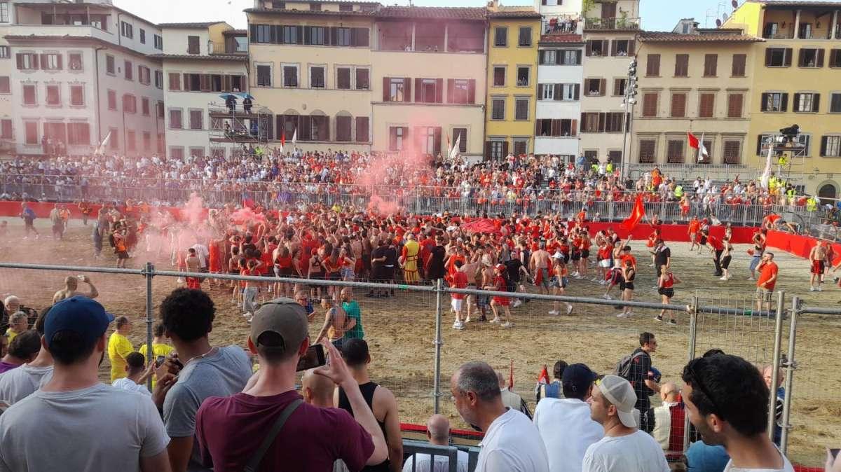 Calcio Storico, non c'è storia nella prima gara: i Rossi schiacciano gli Azzurri 16 e mezzo a 6