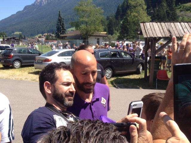 FOTO FV, Borja Valero agli autografi coi tifosi