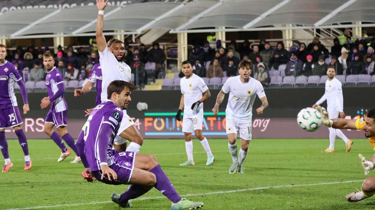 Primo ko per Vanoli: l'AEK vince a Firenze 1-0. Viola in zona playoff: 17° posto