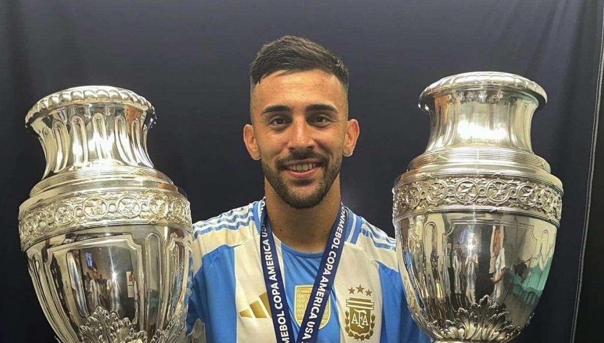 NICO GONZALEZ, Festeggia posando con le due coppe 