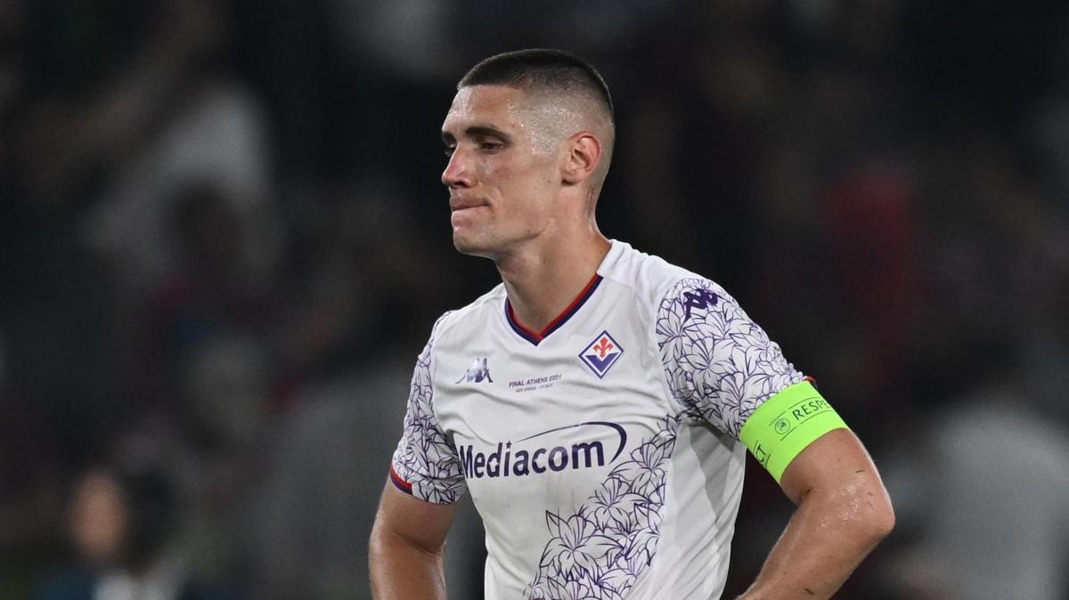 Milenkovic serata da dimenticare: decisivo fallo da rigore per la rimonta dell'Aston Villa (le immagini)