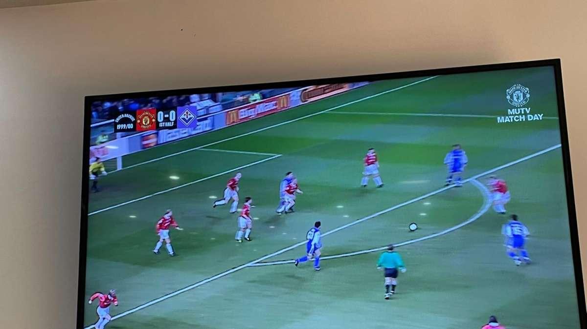 Nella media suite di Old Trafford scorrono le immagini di United-Fiorentina del 2000
