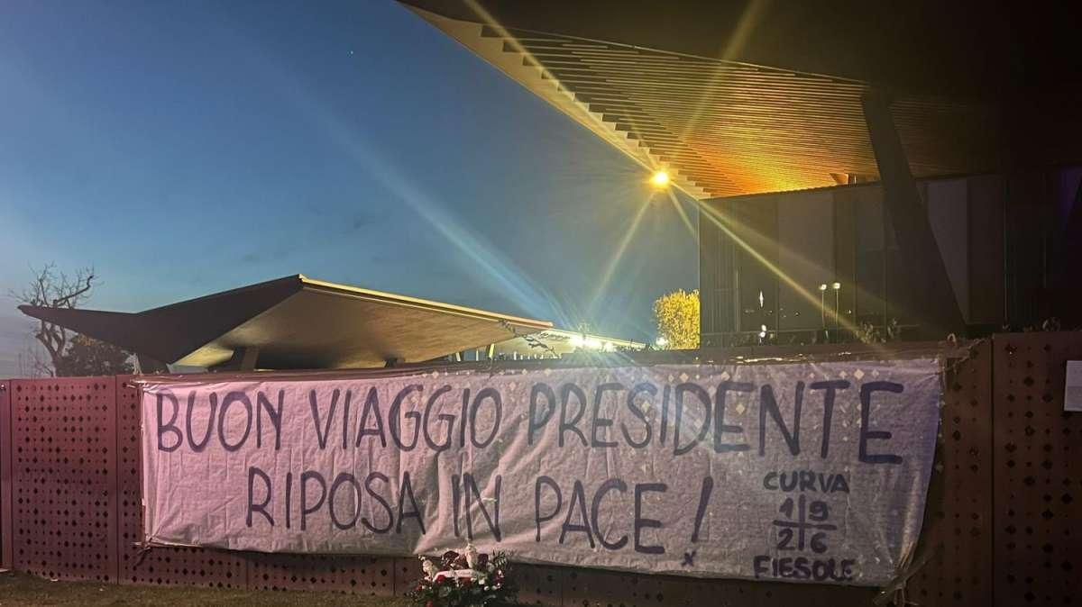 Striscione della Curva fuori dal VP: "Buon viaggio presidente. Riposa in pace"