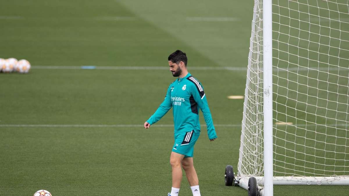 I tre al centro del quadro: Pellegrini, Antony e Isco, tutti gli occhi su di loro