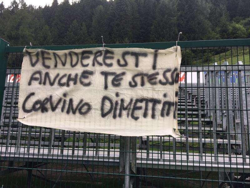 FOTO FV, Striscioni a Moena: "Corvino dimettiti"