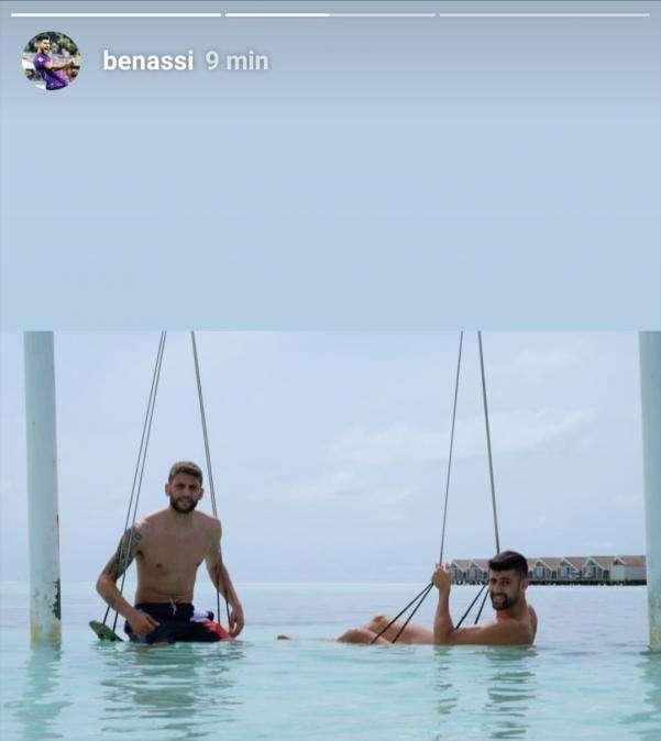 FOTO, Benassi si rilassa al mare con l'amico Berardi