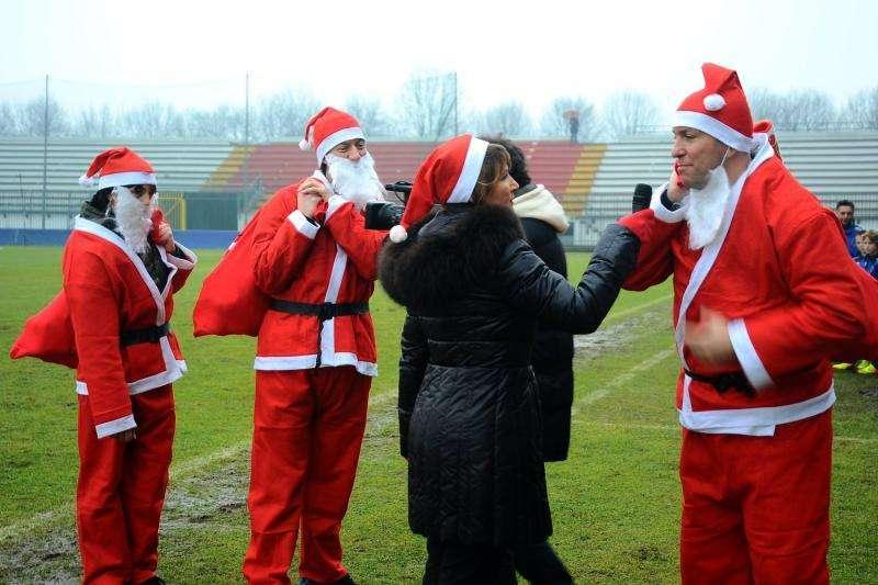 BENEFICENZA, Babbi Natale "viola" in Fiore-Chievo
