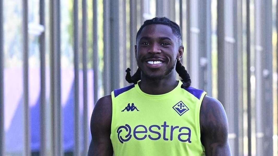 Kean sorridente al Viola Park: eccolo abbracciato a Ferrari nello scatto dell'ACF